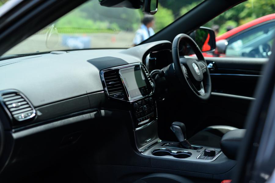 Интерьер Jeep Grand Cherokee Trailhawk (WK2) 2017 года  (JP) (фото 2 из 10)